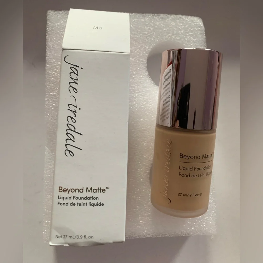 Jane Iredale Beyond Matte Liquid Foundation - Light to medium shade M6